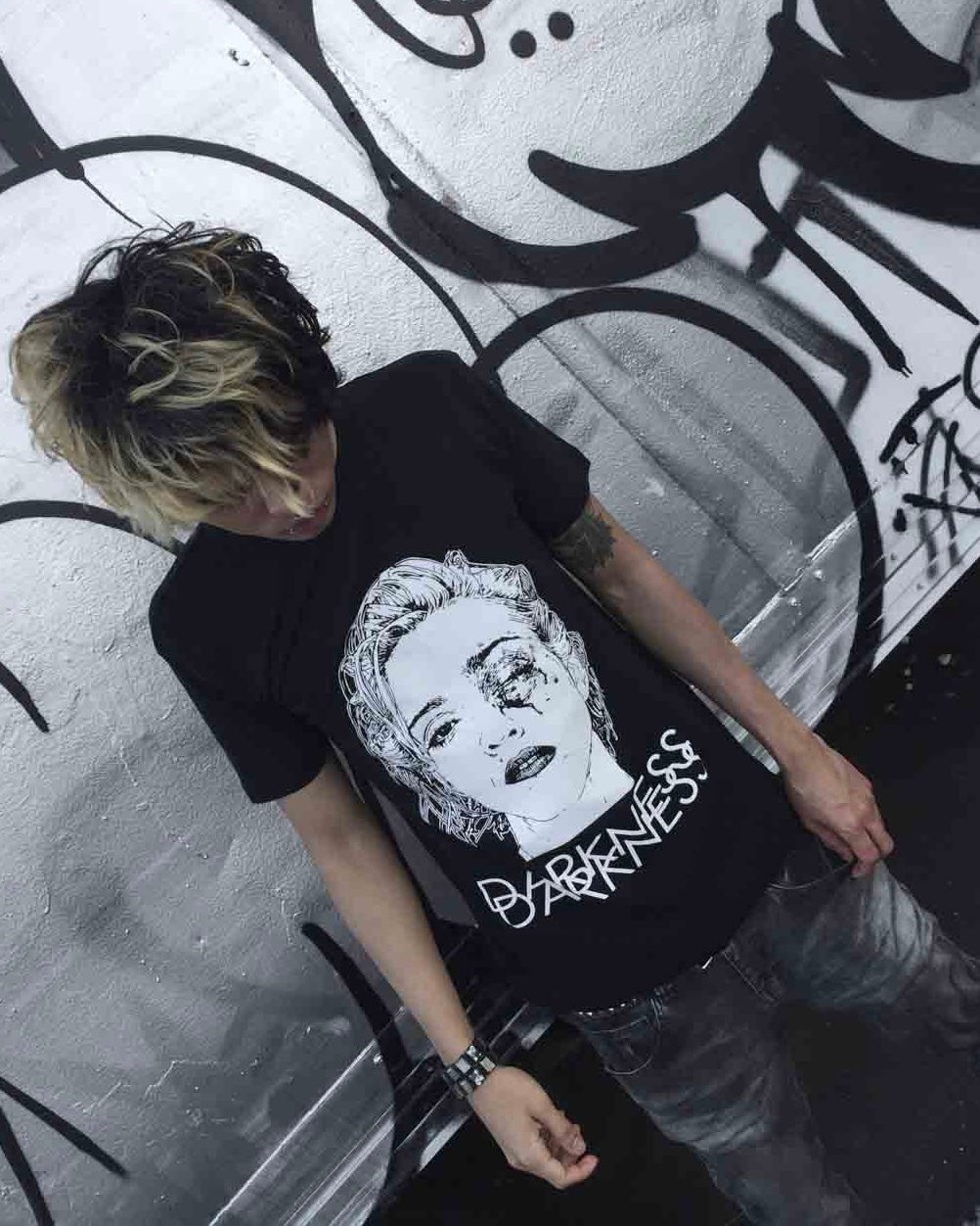 ‘FEEL’ TEE